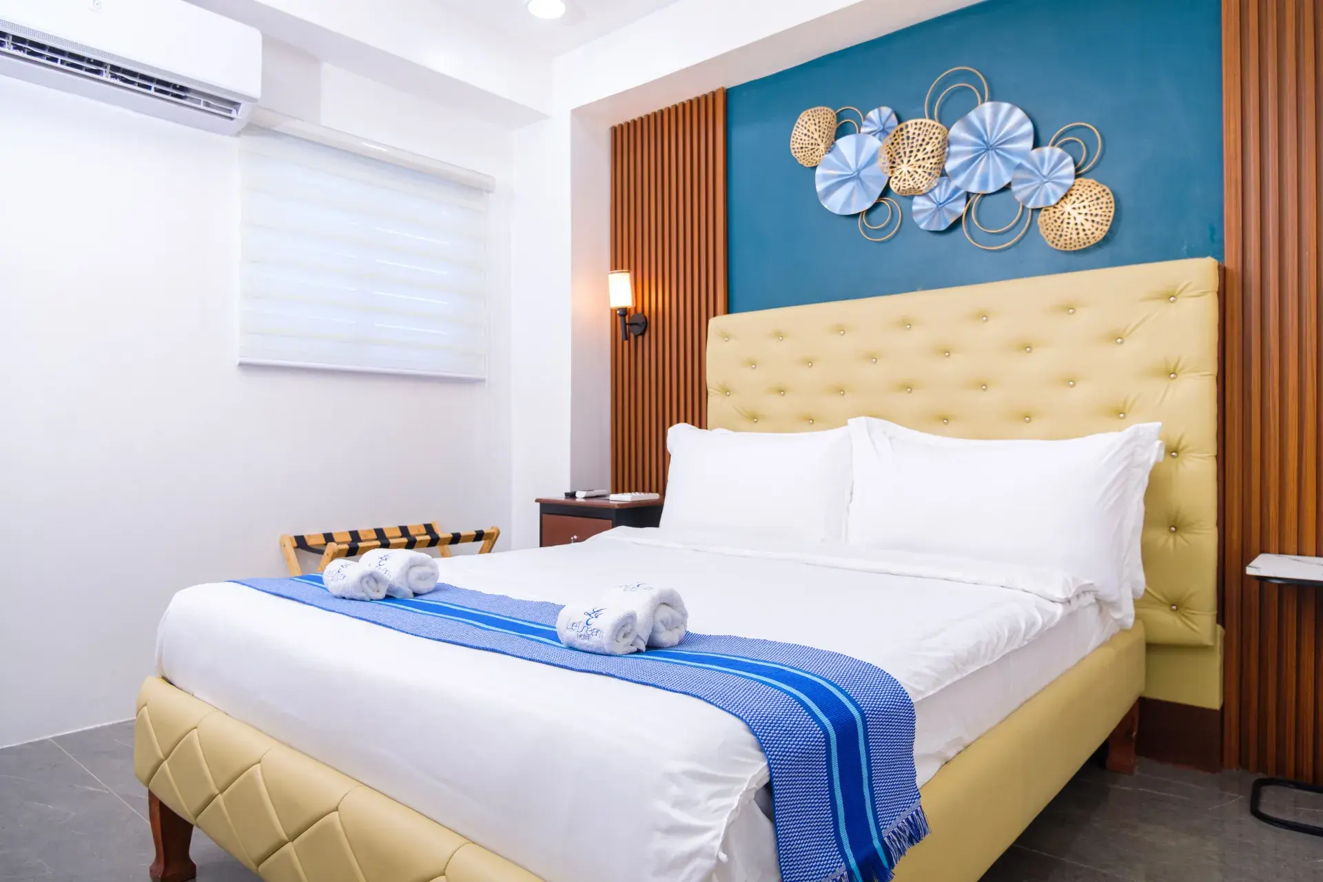 Junior Room: the bed, with rolled towels on its runner